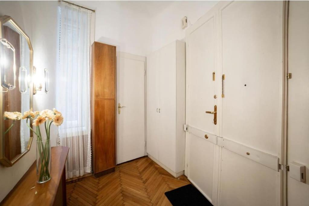 Premium With Free Parking - 15 Min To Center Apartment *